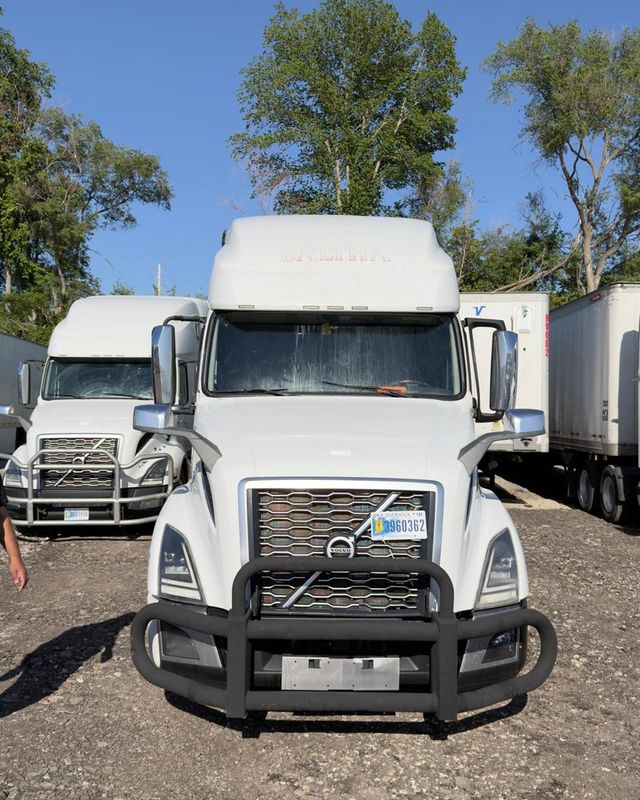 Frontline Freight Volvo VNL tractor